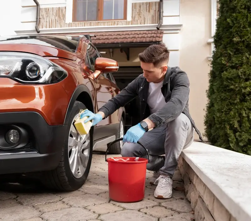Lavage auto à domicile Les Essards : professionnel intervenant sur un véhicule